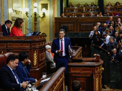 رئيس الوزراء الإسباني بيدرو سانشيز عقب الانتهاء من خطاب أمام البرلمان في مدريد. 15 نوفمبر 2023 - REUTERS