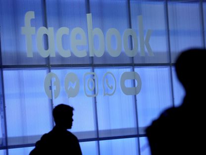 شعار شركة "فيسبوك" قبل مؤتمرها السنوي "F8" في مدينة سان هوسيه الأميركية - AFP