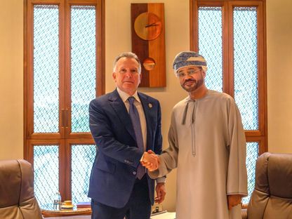 وزير الخارجية العماني بدر البوسعيدي يستقبل ستيف ويتكوف المبعوث الخاص للرئيس الأميركي دونالد ترمب قبل بدء المفاوضات بين الولايات المتحدة وإيران التي تستضيفها سلطنة عمان، مسقط. 12 أبريل 2025 - وكالة الأنباء العمانية