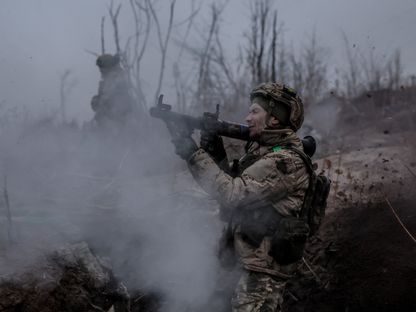 جندي أوكراني يطلق قاذفة قنابل من طراز RPG-7 أثناء مناورة، وسط هجوم روسيا على أوكرانيا، في منطقة دونيتسك، أوكرانيا. 29 نوفمبر 2024 - reuters