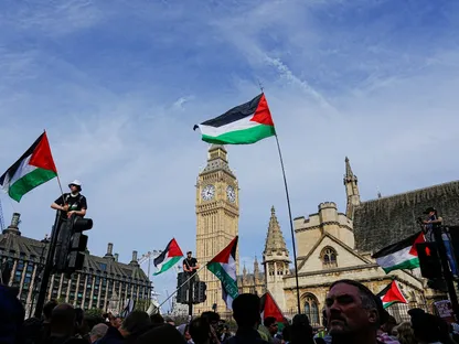 متظاهرون يرفعون علم فلسطين في العاصمة البريطانية لندن. 6 سبتمبر 2025 - REUTERS