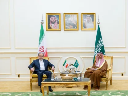 وزيرا خارجية السعودية وإيران يبحثان جهود الحفاظ على استقرار المنطقة