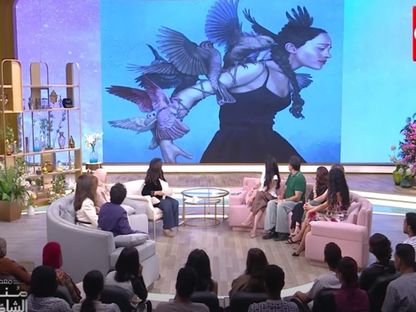 لقطة من برنامج "معكم منى الشاذلي" تظهر فيه لوحة الفنانة الدنماركية ليزا لاخن نيلسن - instagram/lisa.lachnielsen/