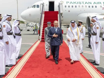 رئيس الوزراء الباكستاني يصل قطر في زيارة عمل