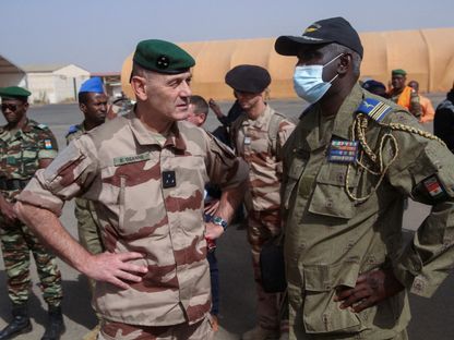 قائد القوات الفرنسية في الساحل الجنرال إريك أوزان والكولونيل سيدي عمر إسماعيل قائد القوات الجوية في النيجر خلال انسحاب آخر القوات الفرنسية، نيامي. 22 ديسمبر 2023 - Reuters