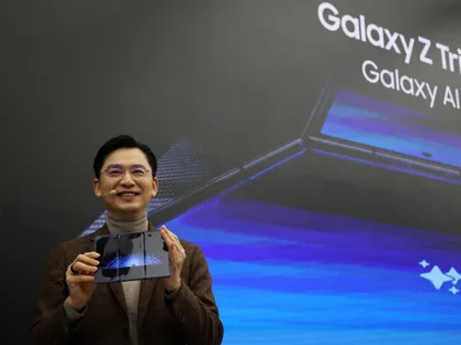 سامسونج تكشف عن أول هاتف ثلاثي الطي Galaxy Z TriFold