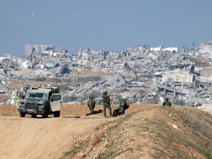 جنود إسرائيليون على حدود قطاع غزة الذي دمرته الغارات الجوية والقصف المدفعي المتواصل. 1 يناير 2024 - AFP
