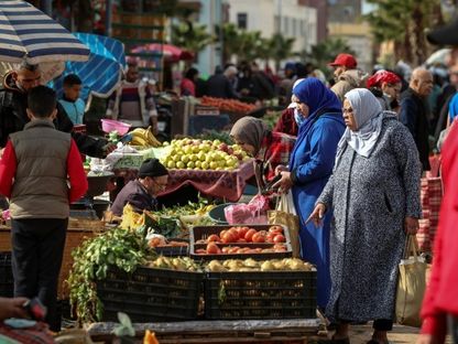 متسوقون يتفقدون الخضار في سوق ضخم في سلا، بالقرب من العاصمة المغربية الرباط، 23 فبراير 2023 - - AFP