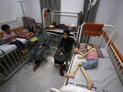 الطفلة الفلسطينية جنا عياد تتلقى العلاج بعد معاناتها من سوء التغذية في أحد مستشفيات مدينة غزة، 29 يوليو 2025 - REUTERS