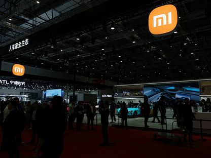 أشخاص يزورون جناح Xiaomi داخل معرض شنغهاي للسيارات في الصين. 23 أبريل 2025 - Reuters