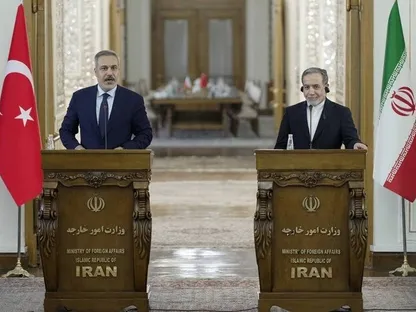 وزيرا خارجية إيران عباس عراقجي وتركيا هاكان فيدان في مؤتمر صحافي بالعاصمة الإيرانية طهران. 30 نوفمبر 2025 - وكالة "مهر" للأنباء