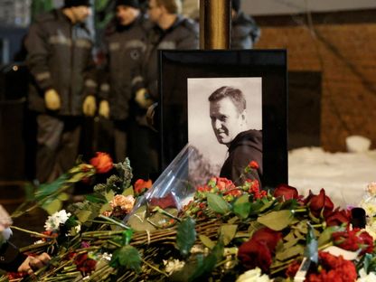 زهور على قبر المعارض الروسي أليكسي نافالني في مقبرة بوريسوفسكوي بالعاصمة موسكو. 1 مارس 2024 - REUTERS