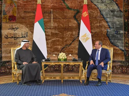 السيسي يستقبل محمد بن زايد ويعقدان جلسة مباحثات موسعة