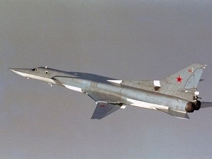 قاذفة قنابل هجومية استراتيجية روسية من طراز Tupolev Tu-22M تحلق فوق سواحل النرويج. 17 أغسطس 2007 - REUTERS