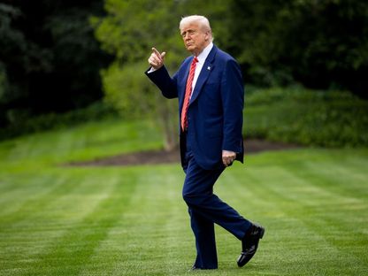 الرئيس الأميركي دونالد ترمب يسير في الحديقة الجنوبية للبيت الأبيض. 30 مايو 2025. - Bloomberg