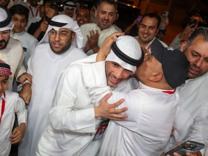 رئيس مجلس النواب السابق مرزوق الغانم (في الوسط) يحيي أنصاره بعد فوزه كعضو في البرلمان في الانتخابات التشريعية في الكويت.5 أبريل 2024 - AFP