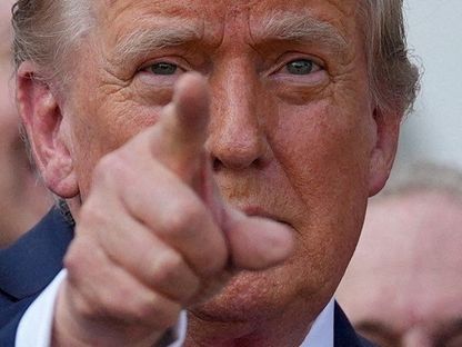 الرئيس الأميركي دونالد ترمب يشير بيده بعد توقيعه على تشريع الإنفاق والضرائب الواسع، المعروف باسم (قانون الفاتورة الكبيرة الجميلة الواحدة)، في البيت الأبيض بواشنطن العاصمة، الولايات المتحدة. 4 يوليو 2025 - Reuters