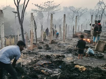 لاجئون من الروهينجا يبحثون بين بقايا منازلهم التي دمرها الحريق. كوكس بازار، بنغلاديش. 7 يناير 2024 - AFP