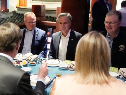 وزير الخارجية الأميركي أنتوني بلينكن (في الوسط) يتناول العشاء داخل مطعم في شنغهاي بالصين. 24 أبريل 2024 - Reuters