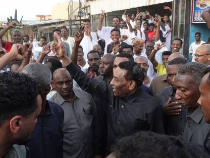 رئيس الوزراء السوداني كامل إدريس خلال استقباله من مجموعة من مواطني منطقة الجيلي شمالي العاصمة الخرطوم. 18 يوليو 2025 - سونا