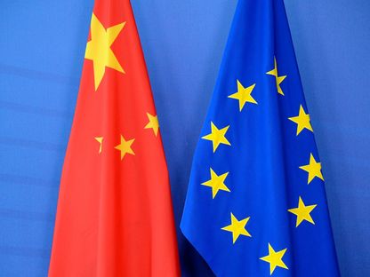 العلم الصيني بجانب علم الاتحاد الأوروبي في مقر مفوضية الاتحاد الأوروبي في بروكسل. 29 يونيو 2015 - AFP