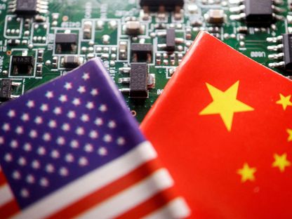صورة تعبيرية للتنافس بين الولايات المتحدة والصين في مجال صناعة الرقائق - REUTERS