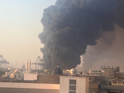 أعمدة الدخان واللهب تتصاعد في محيط الميناء الجنوبي بعد هجوم بمسيرات في بورتسودان بالسودان. 6 مايو 2025 - الشرق