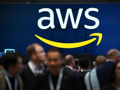 شعار قطاع الخدمات السحابية "أمازون ويب سيرفيسز" (Amazon Web Services)، في هانوفر بألمانيا. 22 أبريل 2024 - Reuters