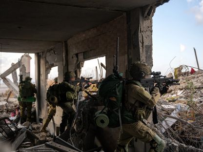 جنود إسرائيليون خلال مواجهات مع مقاتلي الفصائل الفلسطينية في قطاع غزة. 14 مايو 2024 - AFP