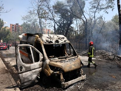 رجال الإطفاء يعملون في موقع انفجار محطة وقود على مشارف روما، إيطاليا. 4 يوليو 2025 - Reuters