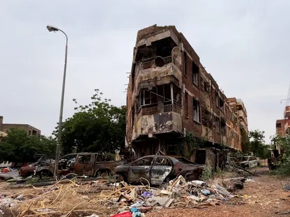 مبنى تعرض للدمار خلال الحرب في العاصمة السودانية الخرطوم - الشرق