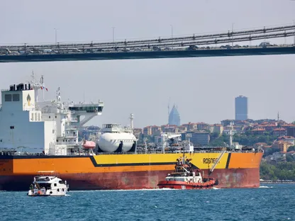 ناقلة النفط الخام فلاديمير مونوماخ، التي تحمل العلم الروسي والتابعة لشركة "روسنفت" تعبر مضيق البوسفور في إسطنبول. 6 يوليو 2023 - REUTERS