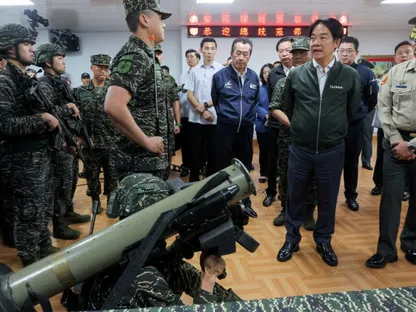 الرئيس التايواني لاي تشينج-تي خلال زيارة قاعدة عسكرية في تاويوان. تايوان. 23 مايو 2024 - Reuters
