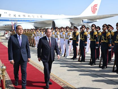 رئيس الوزراء المصري مصطفى مدبولي يستقبل رئيس مجلس الدولة الصيني لي تشيانج، بمطار القاهرة الدولي، 9 يوليو 2025 - X/CabinetEgy