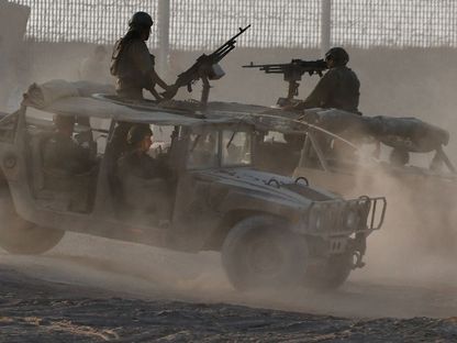 جنود إسرائيليون وآليات عسكرية على حدود قطاع غزة بالتزامن مع خطة تل أبيب لشن هجوم واسع جديد على القطاع. 16 أغسطس 2025 - REUTERS