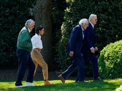 الرئيس الأميركي جو بايدن يسير إلى المكتب البيضاوي مع المشرعين بيرني ساندرز وإد ماركي وألكساندريا أوكاسيو كورتيز بعد إحياء ذكرى يوم الأرض خلال فعالية في فرجينيا. 22 أبريل - Reuters