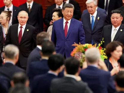 الرئيس الصيني شي جين بينج والروسي فلاديمير بوتين وزعيم كوريا الشمالية كيم جونج أون، ورؤساء الوفود الأجنبية يصلون إلى العرض العسكري لإحياء الذكرى الثمانين لانتهاء الحرب العالمية الثانية، في بكين، الصين، 3 سبتمبر 2025 - REUTERS