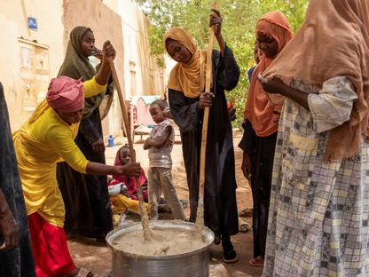 سودانيات من مؤسسات يديرها متطوعون محليون يحضرن وجبات الطعام للأشخاص المتضررين من الصراع والجوع الشديد في أم درمان بالسودان. 22 يونيو 2024 - Reuters