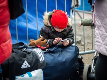 كيف تؤثر الهواتف الذكية على صحة الأطفال النفسية والجسدية؟