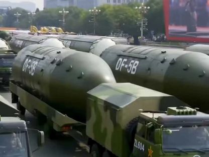 صورة غير مؤرخة للصاروخ الباليستي الصيني العابر للقارات من طراز DF-5B القادر على إطلاق عدة رؤوس نووية على مدى 12 ألف كيلومتر - armyrecognition