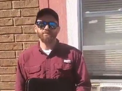 جانب من مقطع الفيديو الذي ظهر فيه عملاء فيدراليون وهم يحاولون استجواب امرأة في منزلها بولاية أوكلاهوما - وسائل التواصل الاجتماعي