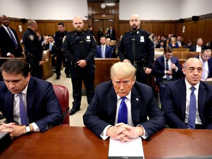 الرئيس الأميركي السابق دونالد ترمب يجلس بين محاميه تود بلانش (يسار) وإميل بوف، في محكمة مانهاتن الجنائية في نيويورك. 30 مايو 2024 - Bloomberg