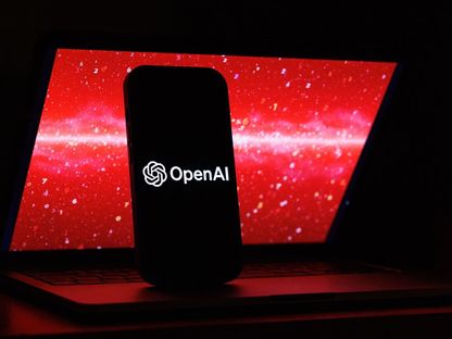شعارا شركة OpenAI ونموذجها الذكي ChatGPT يظهران على شاشة هاتف ذكي في لاتفيا. 29 يناير 2025 - Bloomberg