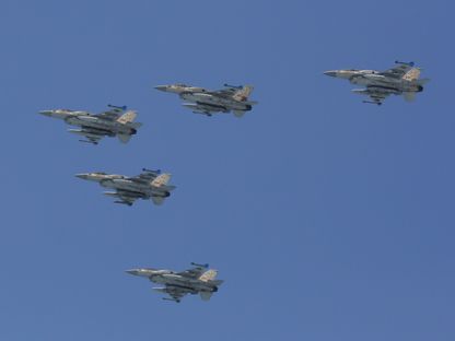 سرب مقاتلات من طراز F-16 تابع إلى القوات الجوية الإسرائيلية يحلق فوق تل أبيب. 23 أبريل 2015 - Reuters