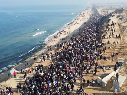 عشرات الآلاف من النازحين الفلسطينيين يشقون طريقهم إلى منازلهم في شمال غزة بعد انسحاب الجيش الإسرائيلي ضمن اتفاق وقف إطلاق النار مع حركة حماس. 27 يناير 2025 - Reuters