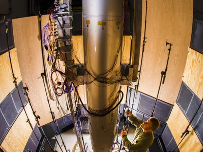 صورة غير مؤرخة لقنبلة B61 النووية داخل أحد مختبرات سانديا الوطنية. - وزارة الطاقة الأميركية