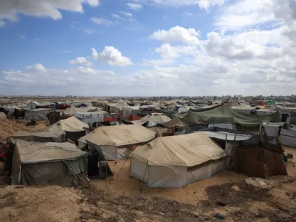 مخيم في وسط غزة يلجأ إليه الفلسطينيون الذين نزحوا من شمال القطاع بسبب العمليات العسكرية الإسرائيلية. 6 أكتوبر 2025 - REUTERS