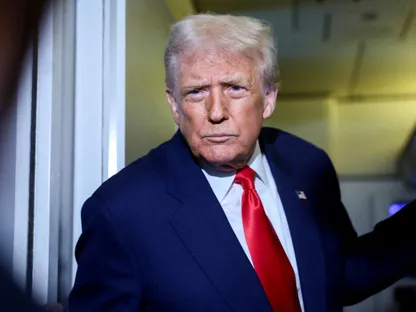 الرئيس الأميركي دونالد ترمب يتحدث إلى وسائل الإعلام على متن الطائرة الرئاسية في طريقها إلى الولايات المتحدة. 30 أكتوبر 2025 - REUTERS