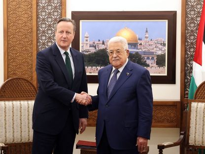 الرئيس الفلسطيني محمود عباس يصافح وزير الخارجية البريطاني ديفيد كاميرون في رام الله. 24 يناير 2024 - AFP