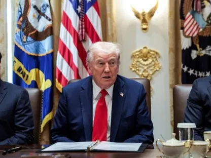 الرئيس الأميركي دونالد ترمب يتوسط وزير الحرب بيت هيجسيث ووزير الخارجية ماركو روبيو في البيت الأبيض. 9 أكتوبر 2025 - REUTERS